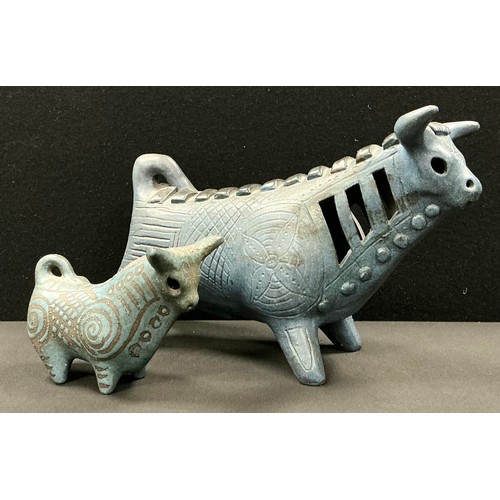 5078 - Gus McLaren (Australian 1923 - 2008) a studio pottery bull and calf (2)