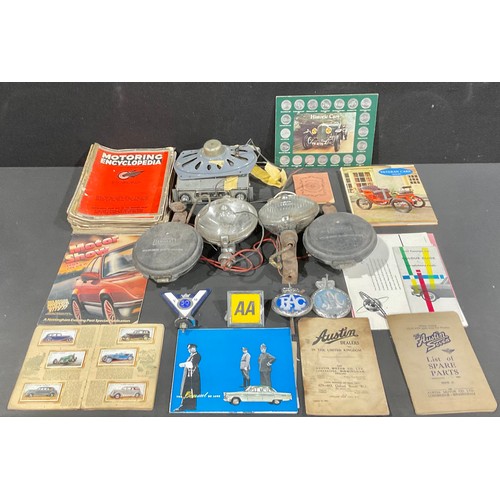 5264 - Automobilia  - pair of Lucas sealed beam halogen spot lamps two other Lucas lamps. Motorala vintage ... 