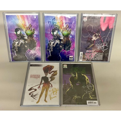 6031 - Modern Age Comics - A collection of five signed Modern Age Marvel comics to include Venom No.7 (2018... 