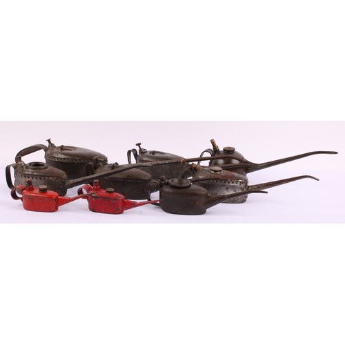 8012 - A graduated pair of vintage Kaye's Patent 'pie-crust' force feed oil cans, the largest 54cm long; ot... 