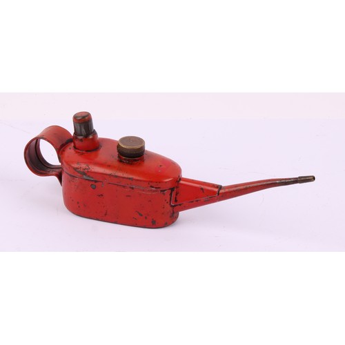 8012 - A graduated pair of vintage Kaye's Patent 'pie-crust' force feed oil cans, the largest 54cm long; ot... 