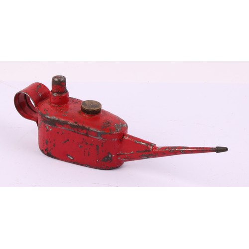 8012 - A graduated pair of vintage Kaye's Patent 'pie-crust' force feed oil cans, the largest 54cm long; ot... 