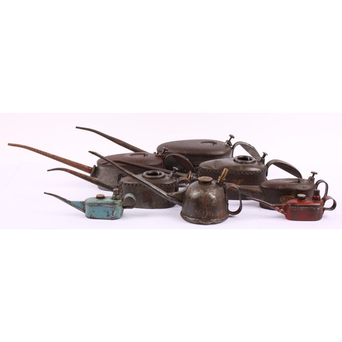 8011 - A graduated pair of vintage Braimes of Leeds force feed oil cans, two pint and one pint; another gra... 