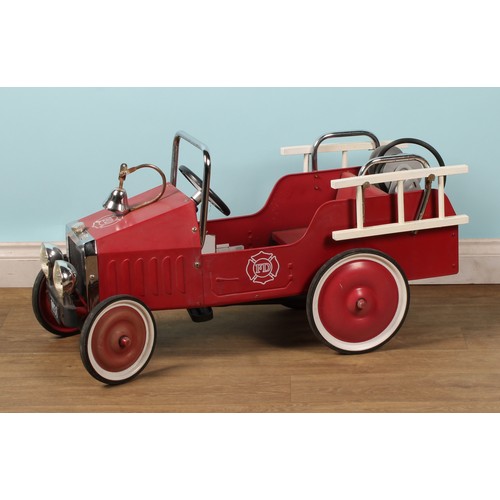 8051 - A Great Gizmos Ltd pedal car, as a vintage fire engine, 97cm long

... 