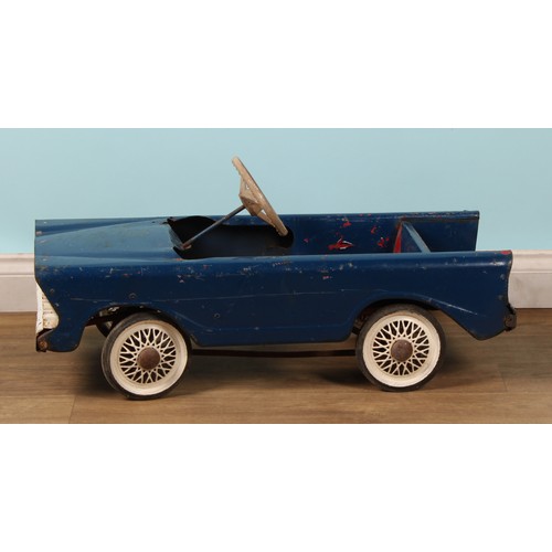 8056 - A mid 20th century pedal car, probably Triang, 76cm long

... 