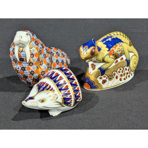 5051 - Royal Crown Derby - A set of three Royal Crown Derby Paperweights to include Chameleon, Walrus & Hed... 