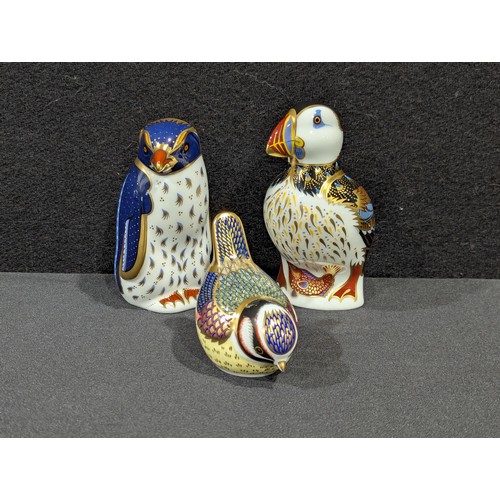 5055 - A Royal Crown Derby paperweight Rockhopper Penguin, designed by John Ablitt, gold stopper printed ma... 
