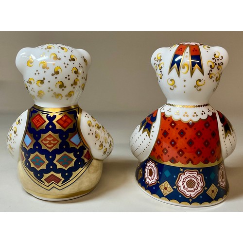 3008 - A Royal Crown Derby Teddy Bear paperweight, A Pair - Yorkshire Rose Mummy Bear and Yorkshire Rose Da... 