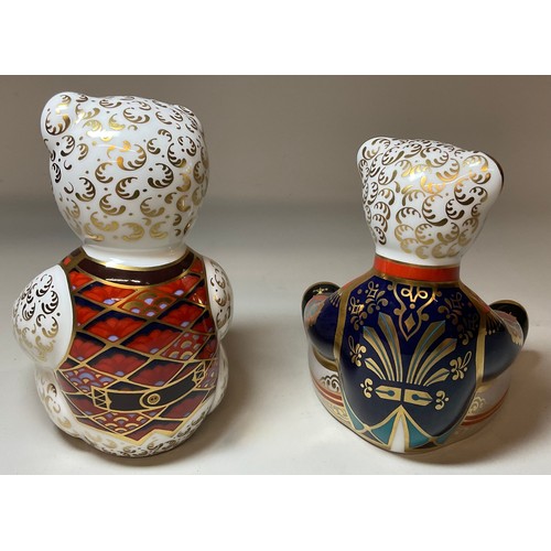 3003 - A Royal Crown Derby Teddy Bear paperweight, Debonair Bear, Collectors Guild exclusive, gold stopper,... 