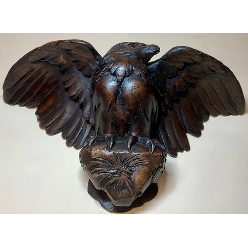 3004 - A Black Forest wall bracket, carved as an eagle, 25cm wide, c.1900