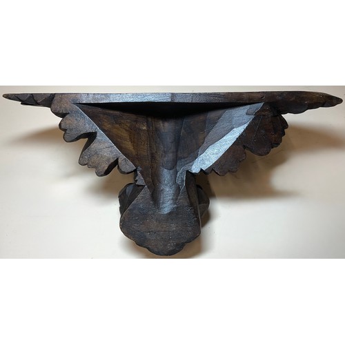3004 - A Black Forest wall bracket, carved as an eagle, 25cm wide, c.1900
