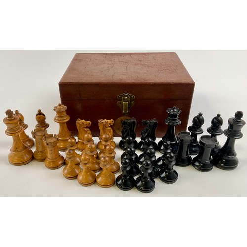 3013 - A boxwood and ebony Staunton pattern chess set, weighted bases, the Kings 9cm high, mahogany box
