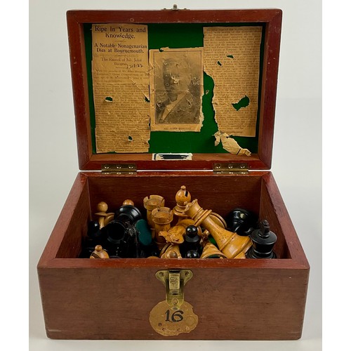 3013 - A boxwood and ebony Staunton pattern chess set, weighted bases, the Kings 9cm high, mahogany box