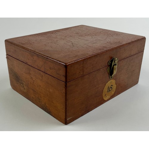3013 - A boxwood and ebony Staunton pattern chess set, weighted bases, the Kings 9cm high, mahogany box