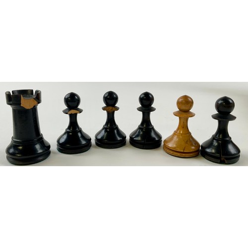 3013 - A boxwood and ebony Staunton pattern chess set, weighted bases, the Kings 9cm high, mahogany box