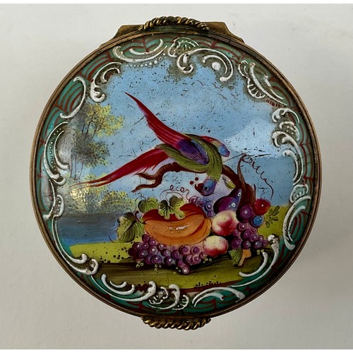 3025 - A George III Bilston enamel and gilt metal mounted basket-shaped snuff or trinket box, the hinged co... 
