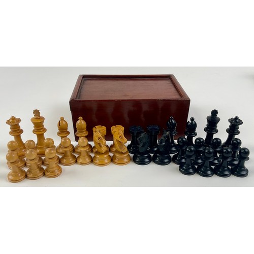 3009 - A boxwood and ebonised Staunton pattern chess set, the Kings 6cm high, mahogany box