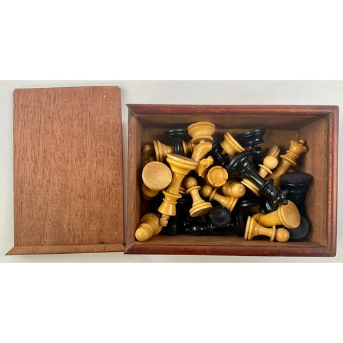 3009 - A boxwood and ebonised Staunton pattern chess set, the Kings 6cm high, mahogany box