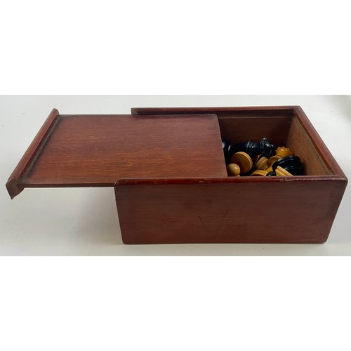 3009 - A boxwood and ebonised Staunton pattern chess set, the Kings 6cm high, mahogany box