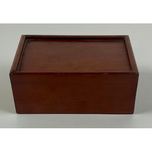 3009 - A boxwood and ebonised Staunton pattern chess set, the Kings 6cm high, mahogany box