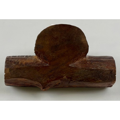 3000 - A Black Forest novelty inkwell, carved as a dog peering over a log, hinged cover, glass eyes, 12.5cm... 