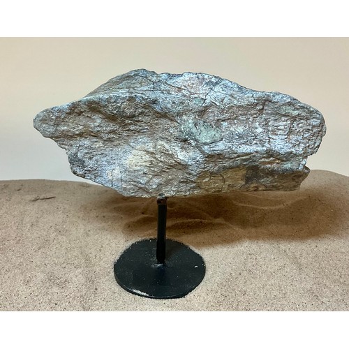 5028 - A Jurassic Period Camarasaurus vertebrae section on stand, sculptural form, Morrison Formation, Wyom... 