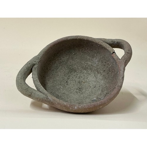 5048 - Antiquities & Egyptology - a 26th Dynasty (c. 672–525 BC) Nile silt pottery twin handled footed bowl... 