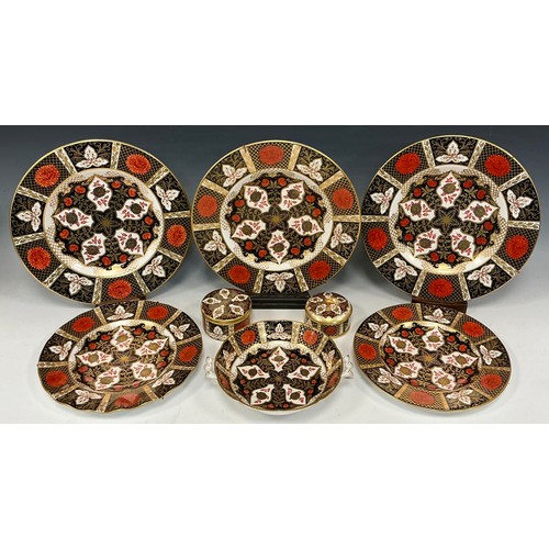 23 - Abbeydale Chrysanthemum Pattern - Three large dinner plates, two side plates, one with wavy edge, a ... 