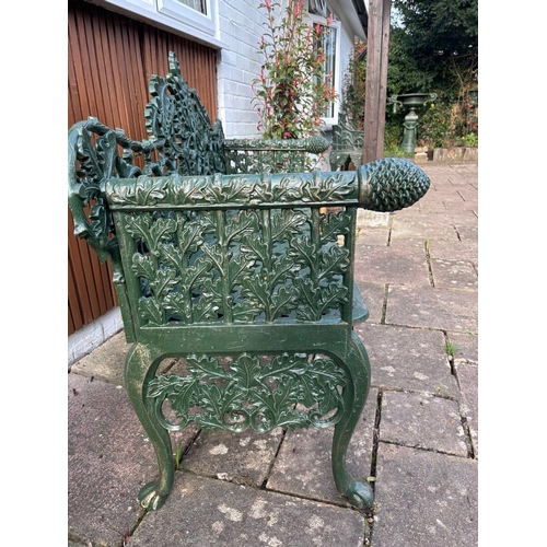 4001 - A spectacular and very finely cast classical garden bench in the Georgian manner, prestigious Oak Le... 