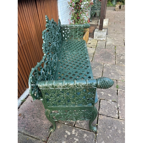4001 - A spectacular and very finely cast classical garden bench in the Georgian manner, prestigious Oak Le... 