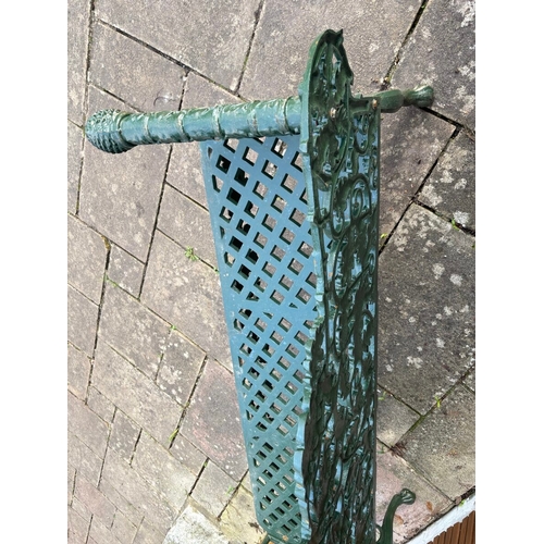 4001 - A spectacular and very finely cast classical garden bench in the Georgian manner, prestigious Oak Le... 