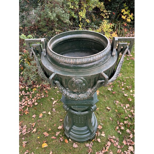 4016 - An exceptional and very substantial cast iron set, in the Victorian manner, comprising a pair of cla... 