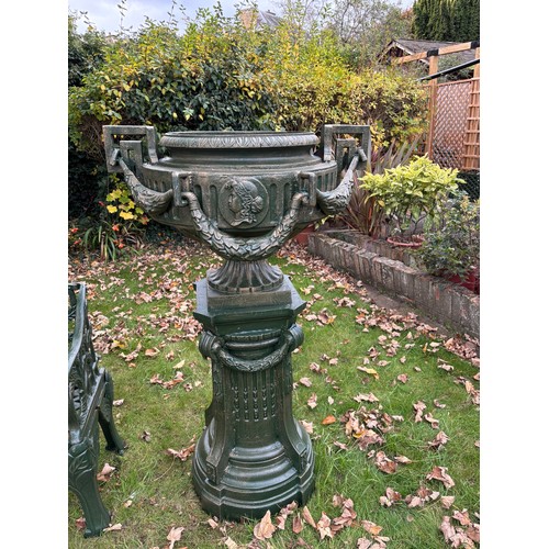 4016 - An exceptional and very substantial cast iron set, in the Victorian manner, comprising a pair of cla... 