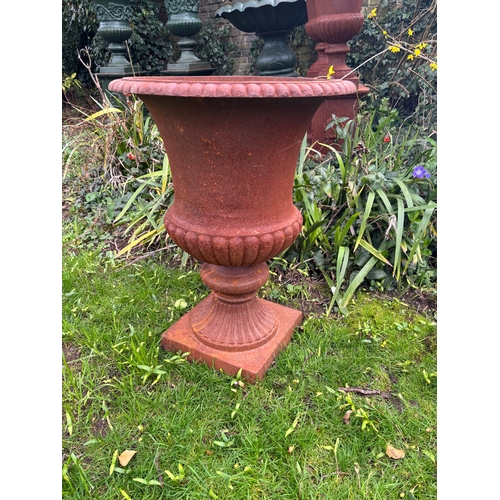 4024 - A large pair of charming and decorative cast iron campana urns, in natural rust finish, with a conti... 
