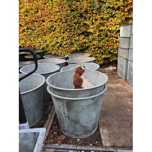 4054 - A superb large round planting tub manufactured to the highest standard to mimic antique copper and b... 