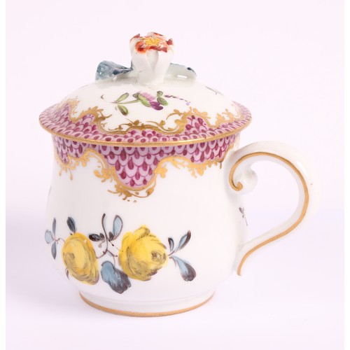 20 - A Vienna custard cup and cover, painted with flowers under a pink scale border, flower finial, in po... 