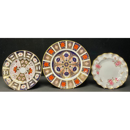 14 - A Royal Crown Derby 1128 pattern dinner plate, 27cm diameter, second quality; a Royal Crown Derby 24... 