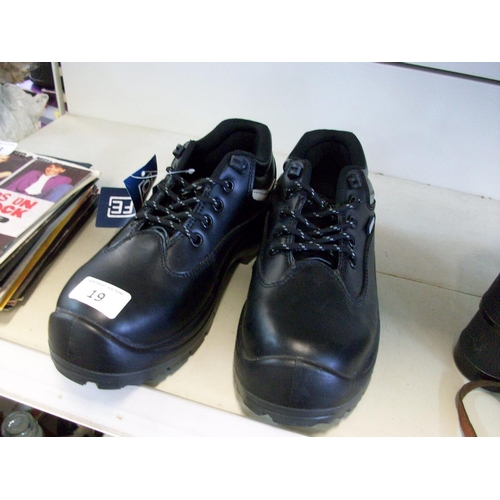 19 - Pair of Safety Work Shoes (size EU 39)