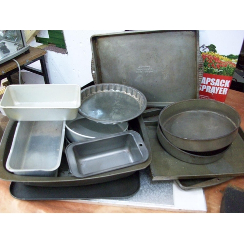 101 - Lot of Old Bakeware and Oven Tins etc..