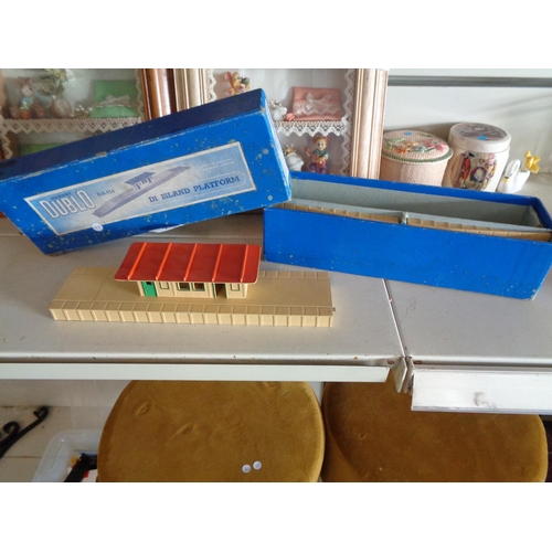 23 - Hornby 'Dublo D1' Island Platform