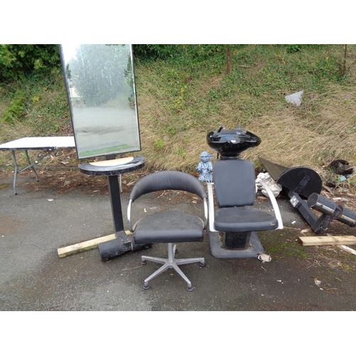 412 - Hairdressing Accessories (wash basin, chairs & 2 Mirror Stands)