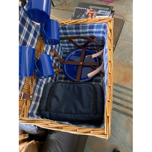 158A - Picnic Basket & Accessories