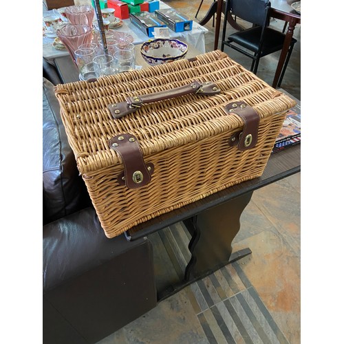 158A - Picnic Basket & Accessories