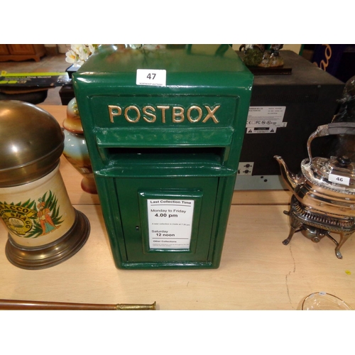 47 - Cast Iron Front Postbox with Keys (10