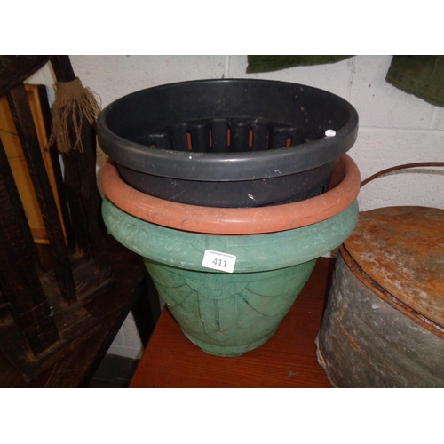 411 - 3 Large Plastic Flowerpots