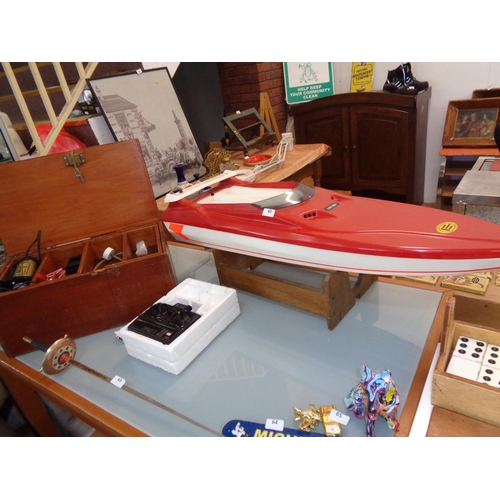 62 - Large Speedboat Model (includes Accessories,Remote Control inLockable Wooden Box - Lying up for 5 Ye... 