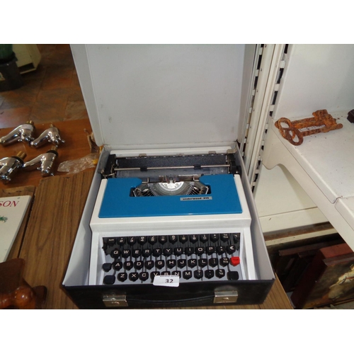 32 - Vintage Underwood 315 Typewriter in Original Case