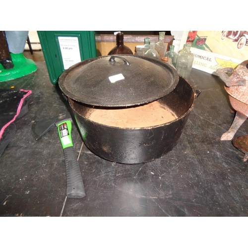 151 - Cast Iron Skillet Pot & Lid (perfect condition)