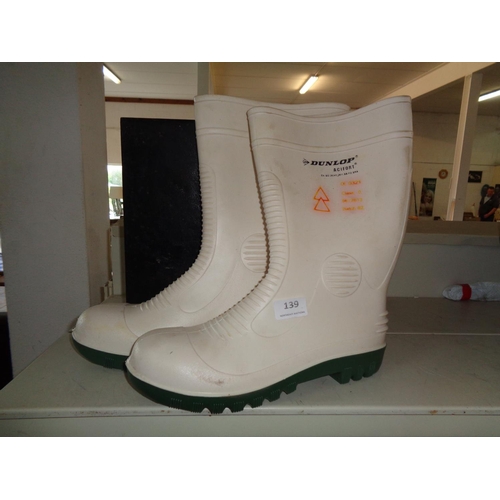 139 - Pair of New Dunlop Wellingtons (11)