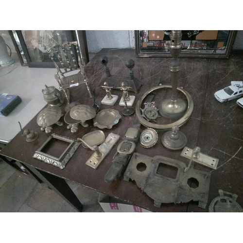 400 - Box of Brass Items